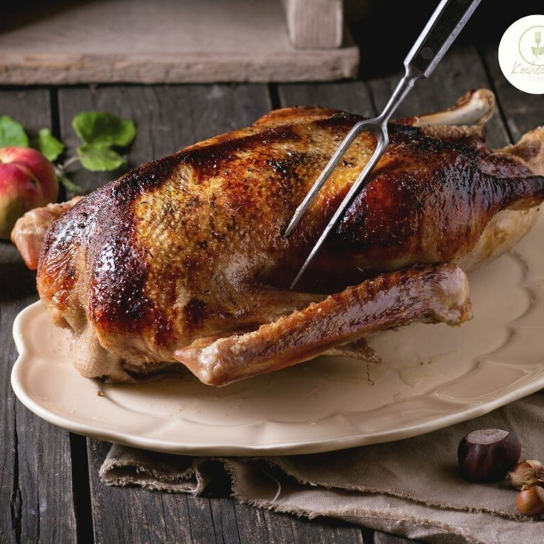 Orientalische Speisen in bunten Schüsseln