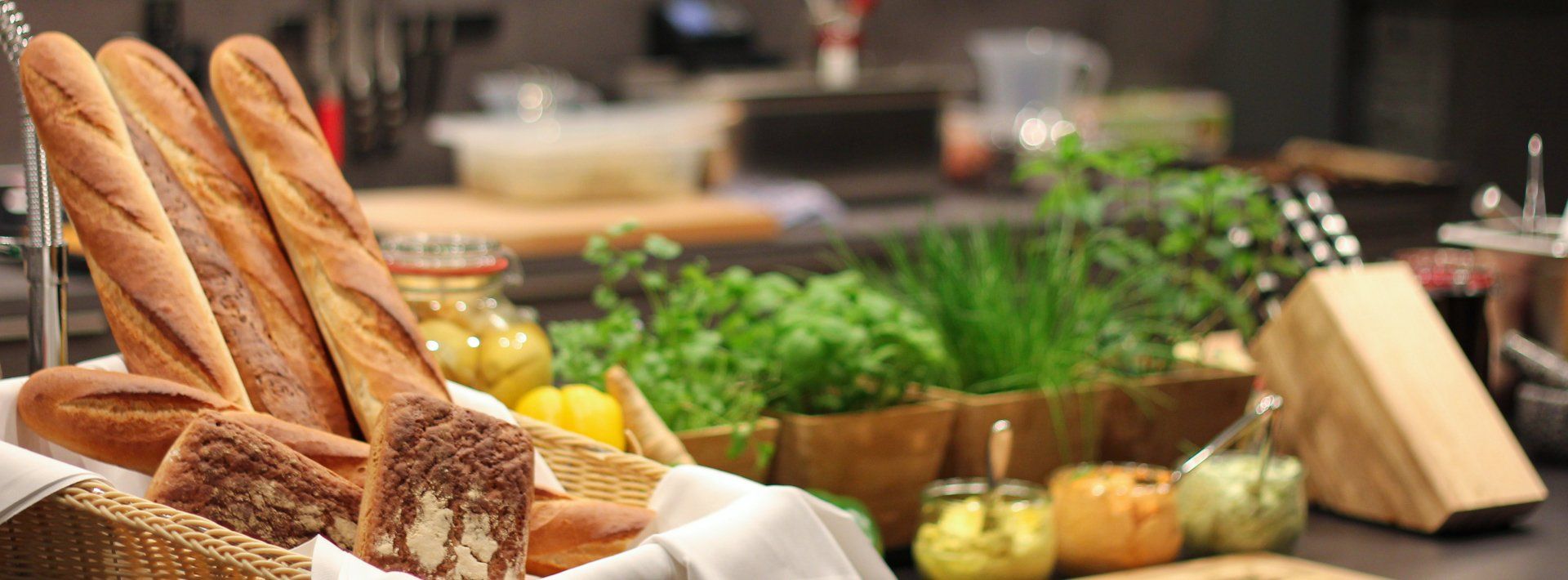 Nahaufnahme von der Küche der Kochschule