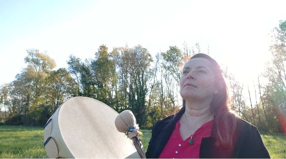 Soin canalisé de Gaïa au tambour et chant intuitif. Harmonisation des Chakras, corps, âme, esprit.