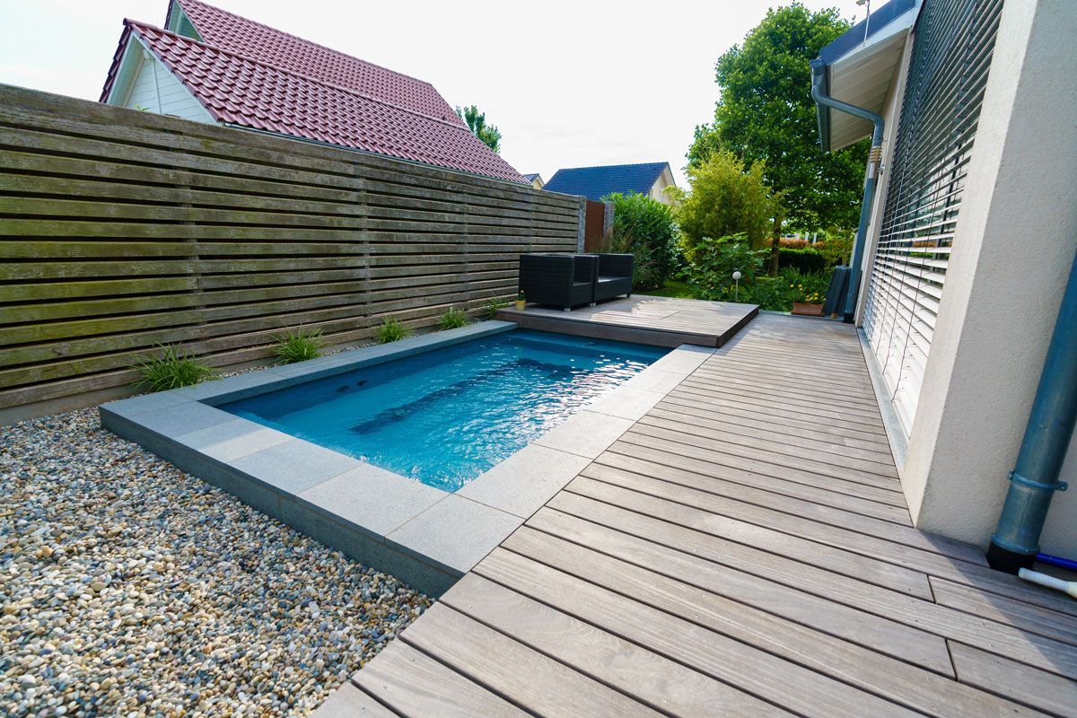 Pool und Holzdeck