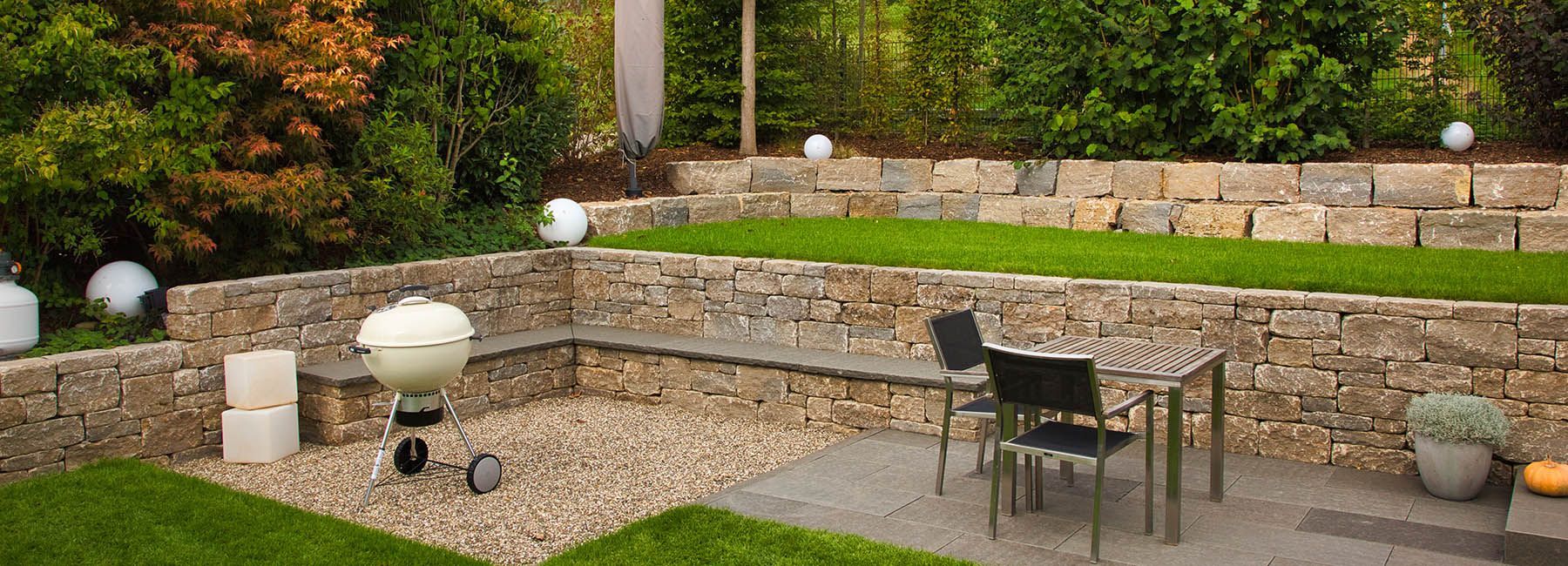 Sitzplatz mit Mauern und Grill