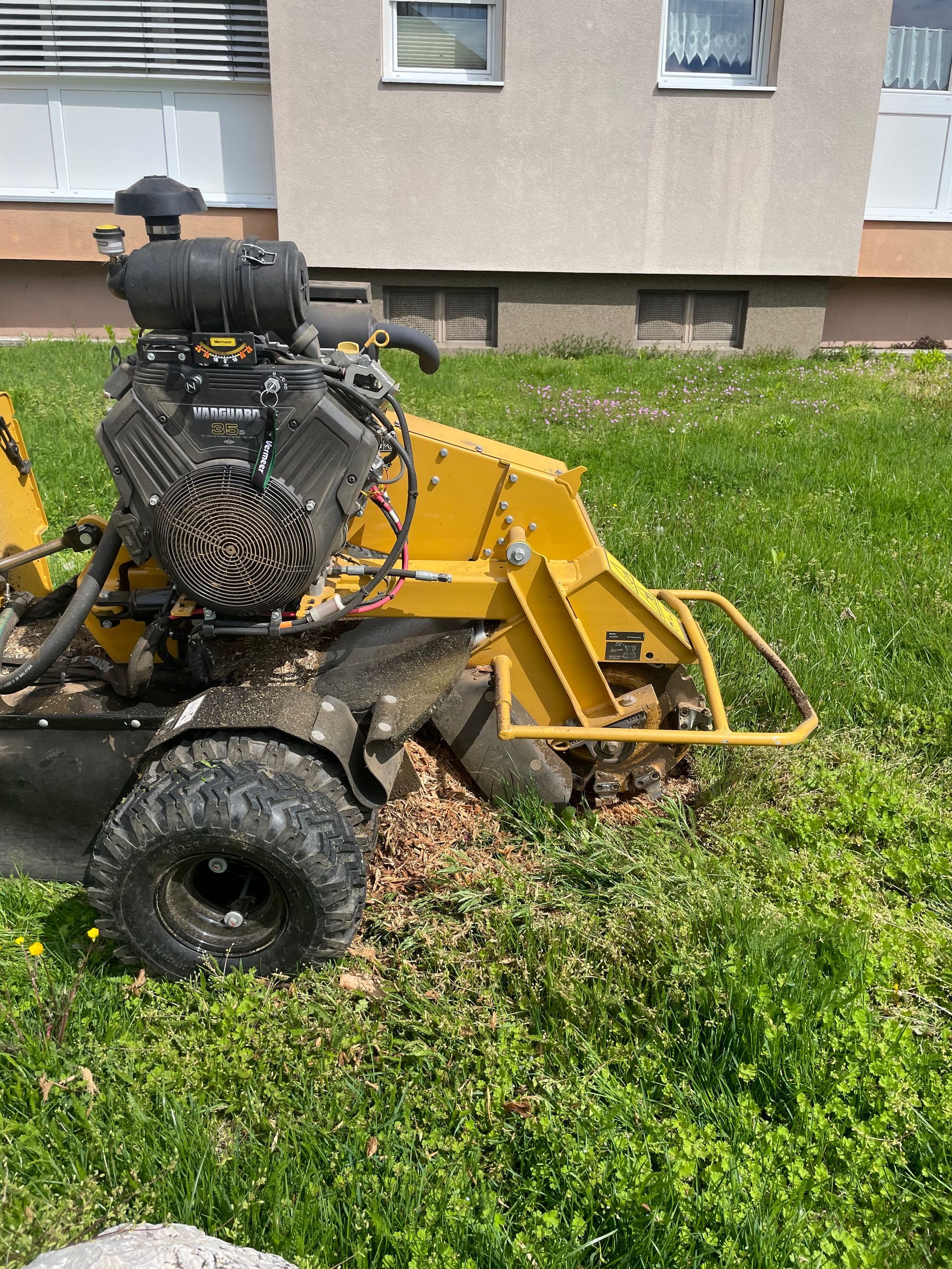 Baumstumpf entfernen, Wurzelstock entfernen, Wurzelstockfräsen