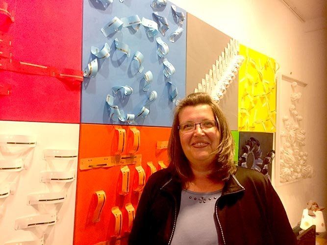 Künstlerin Nicole Tenge vor ihren Werken