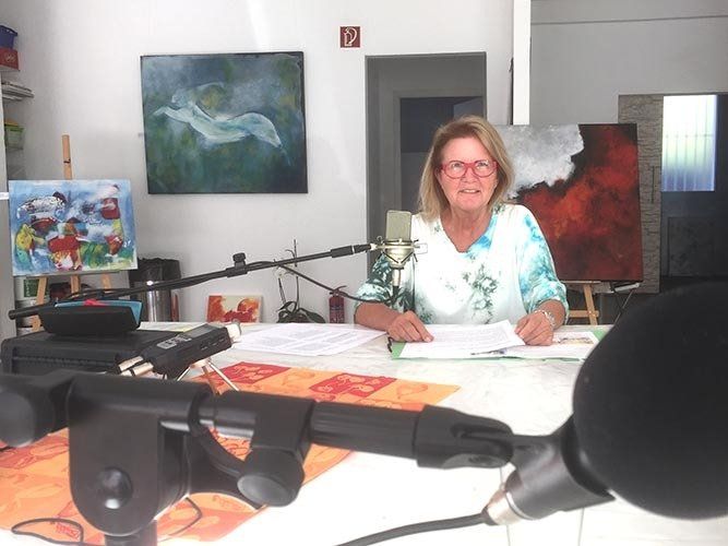Künstlerin im Atelier beim Podcasting