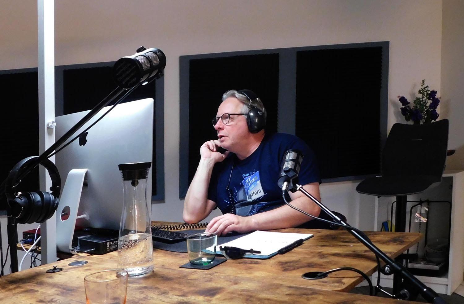 Podcast-Atelier im Stammhaus, höhenverstellbare Schreibtische, Schallabsorber, Deckenfluter, Monitor, Schallschutz-Trennwand, Mikrofon