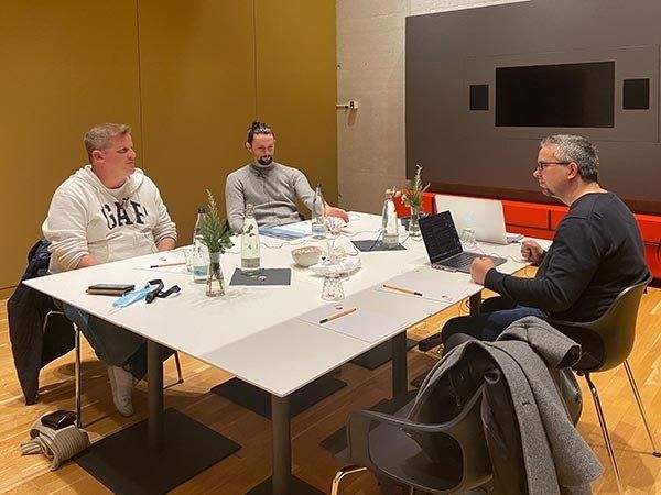 Sebastian Brinckmeyer beim Podcasten mit Timm Peters und Neven Subotic