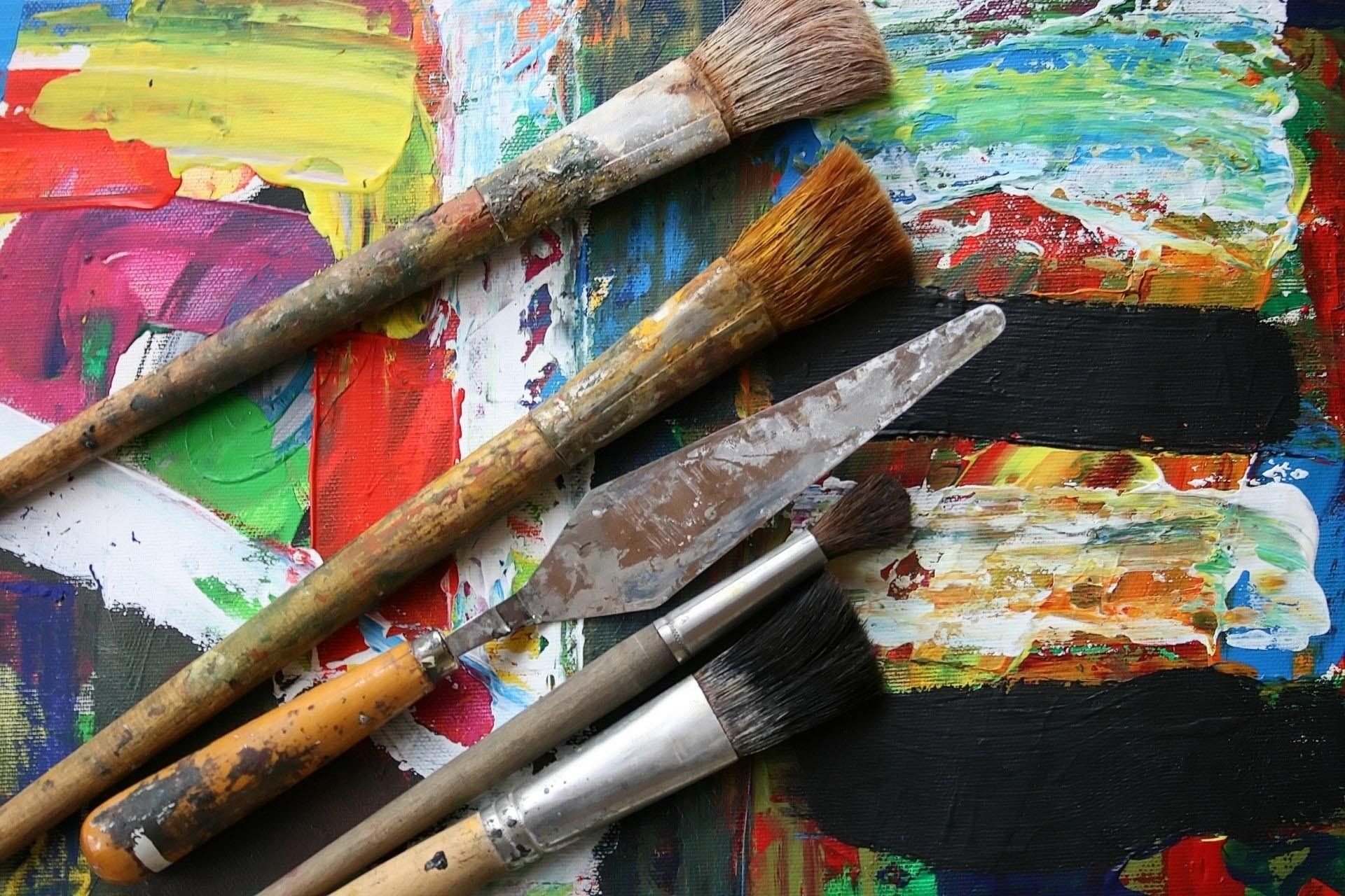 Stockbild Pinsel auf Farbpalette