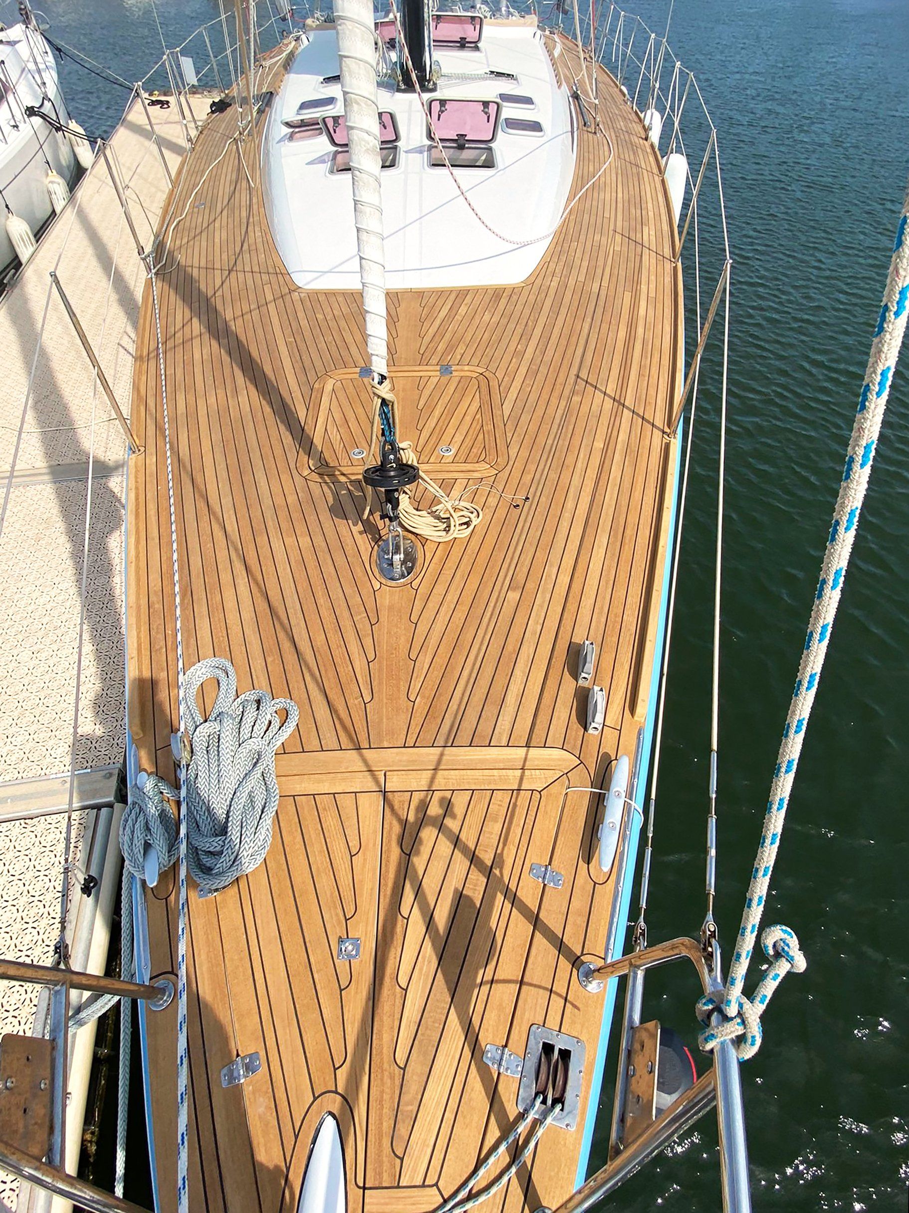 Neues Teakdeck auf einer Futuna 57