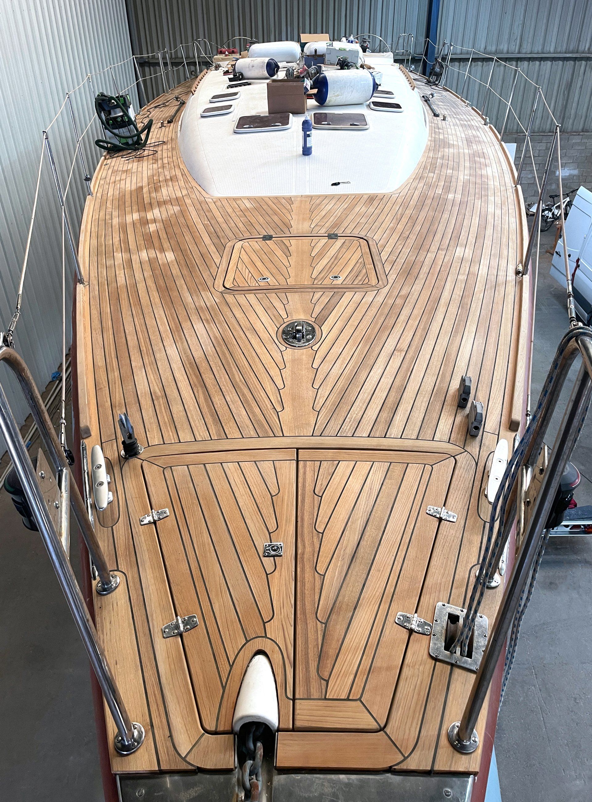 Das neue Teakdeck auf der Futuna 57 Segelyacht Bootsbau ein neues Teakdeck auf einer Futuna 57 Yacht