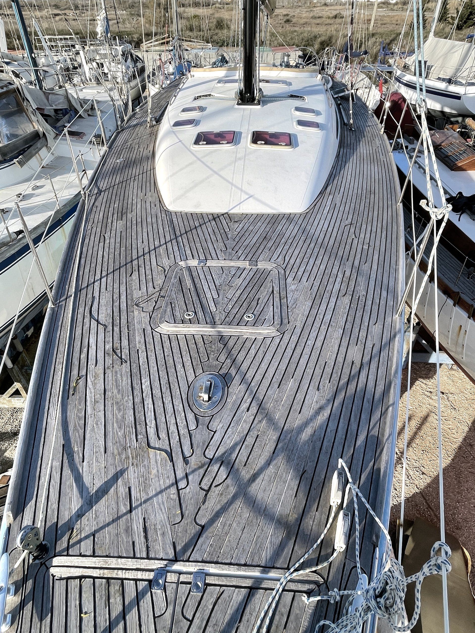 Das alte Teakdeck der Futuna 57 Teakdeck wird entfernt und ein neues Teakdeck wird auf eine Futuna Segelyacht montiert