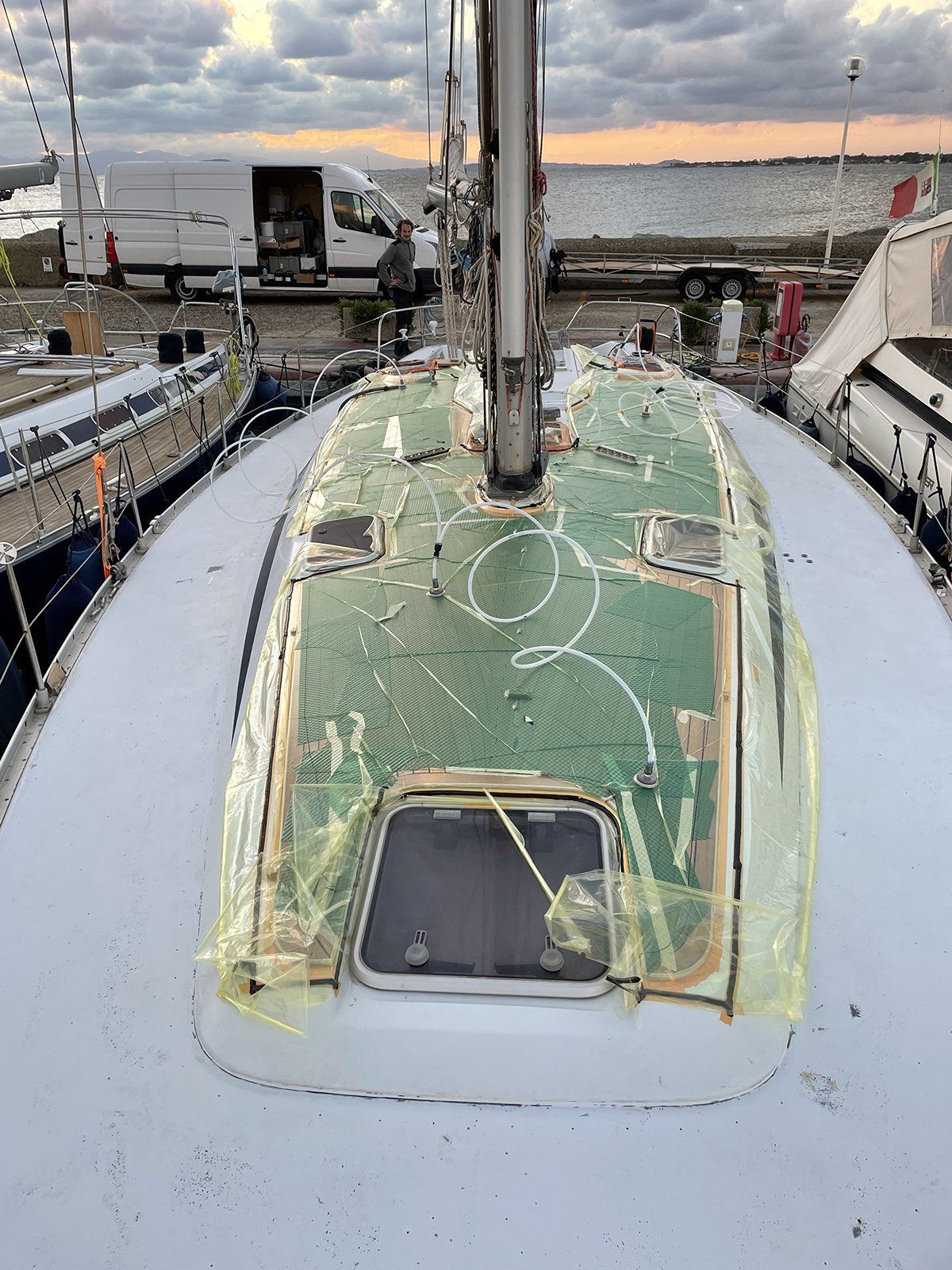 Vacuum bonding of a teak deck on a Grand Soleil 46.3 Vacuum bonding of a teak deck on a Grand Soleil 46.3