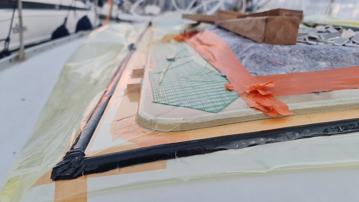 Vakuumklebeverfahren: Unter spezieller Folie wird die Atmosphere evakuiert. Vakuumklebeverfahren Teakdeck Grand Soleil 46.3 wird montiert.