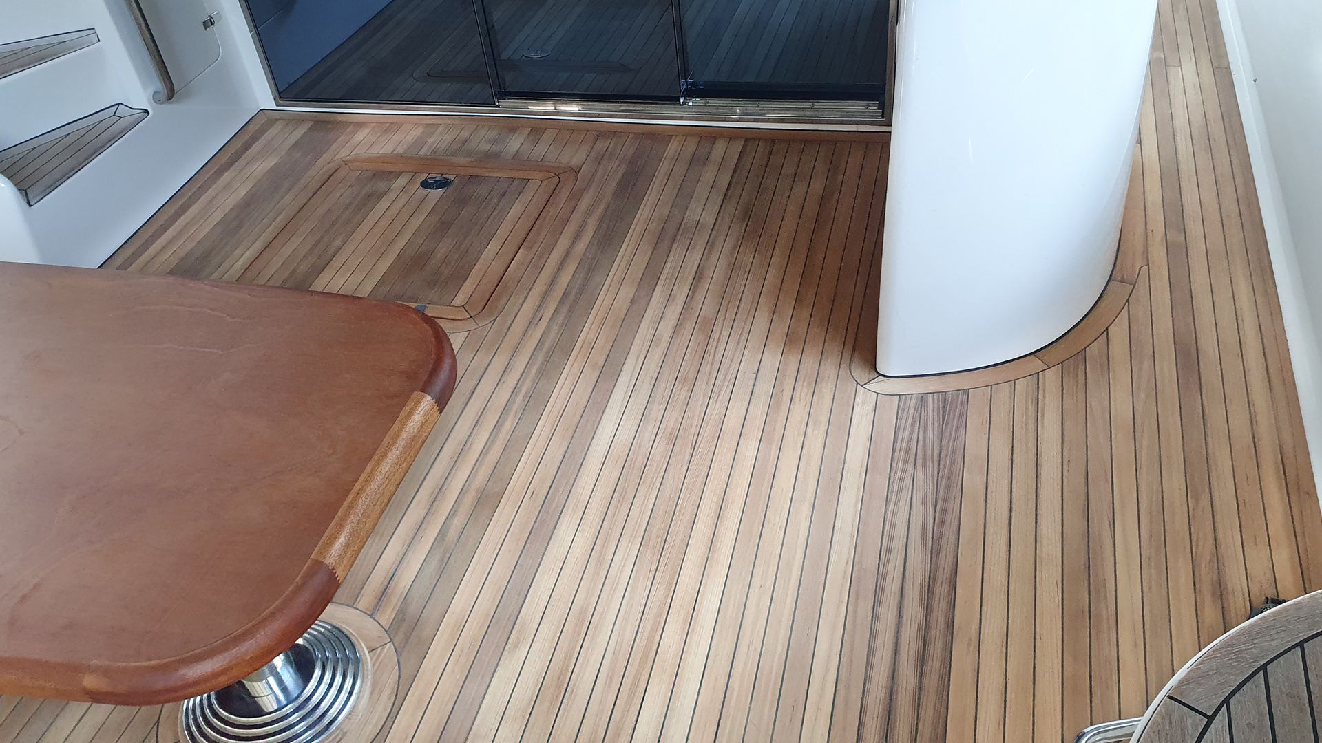 Neues Teakdeck auf einerNew teak deck on a Elegance 64 yacht vacuum bonding Elegance 64