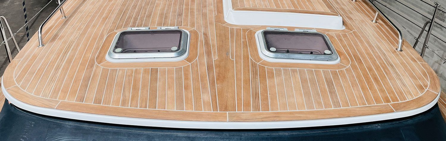 W Neues Teakdeck mit hellgrauen Fugen auf einer Wauquiez 48 Pilot Saloon vom Bootsbauer gemacht