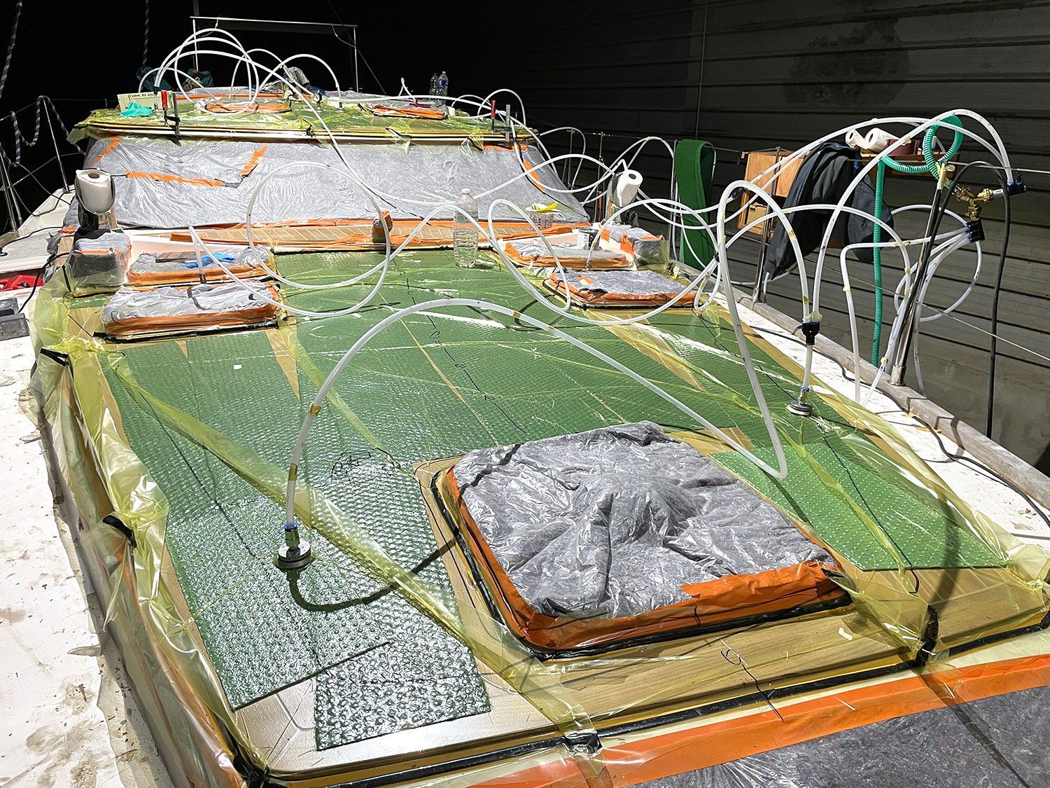 Teakdeck Abriss Swan 40u Vakuumverklebung neues Teakdeck auf einer Wauquiez 48 Pilot Saloon