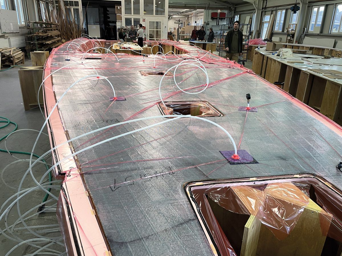 Vakuumlaminierung der Wasserdampfsperre bei einem Teakdeck für YYachts Y8 Vakuumlaminierung der Wasserdampfsperre bei einem Teakdeck für YYachts Y8