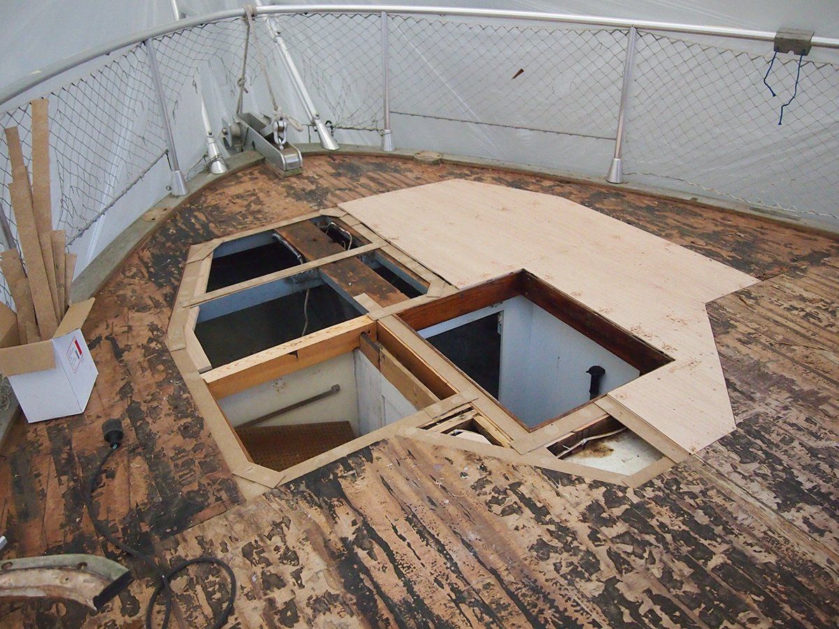 Unter dem Teakdeck hat das Sperrholzdeck Schaden genommen