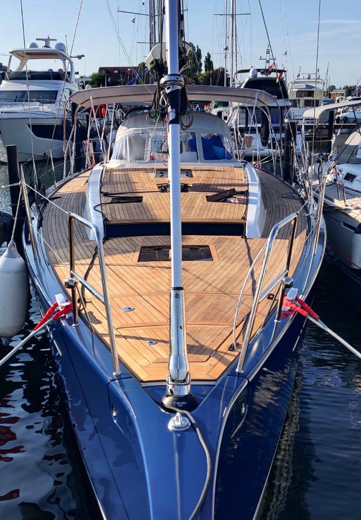 Neues Teakdeck auf X-Yachts X46 fertig verlegt