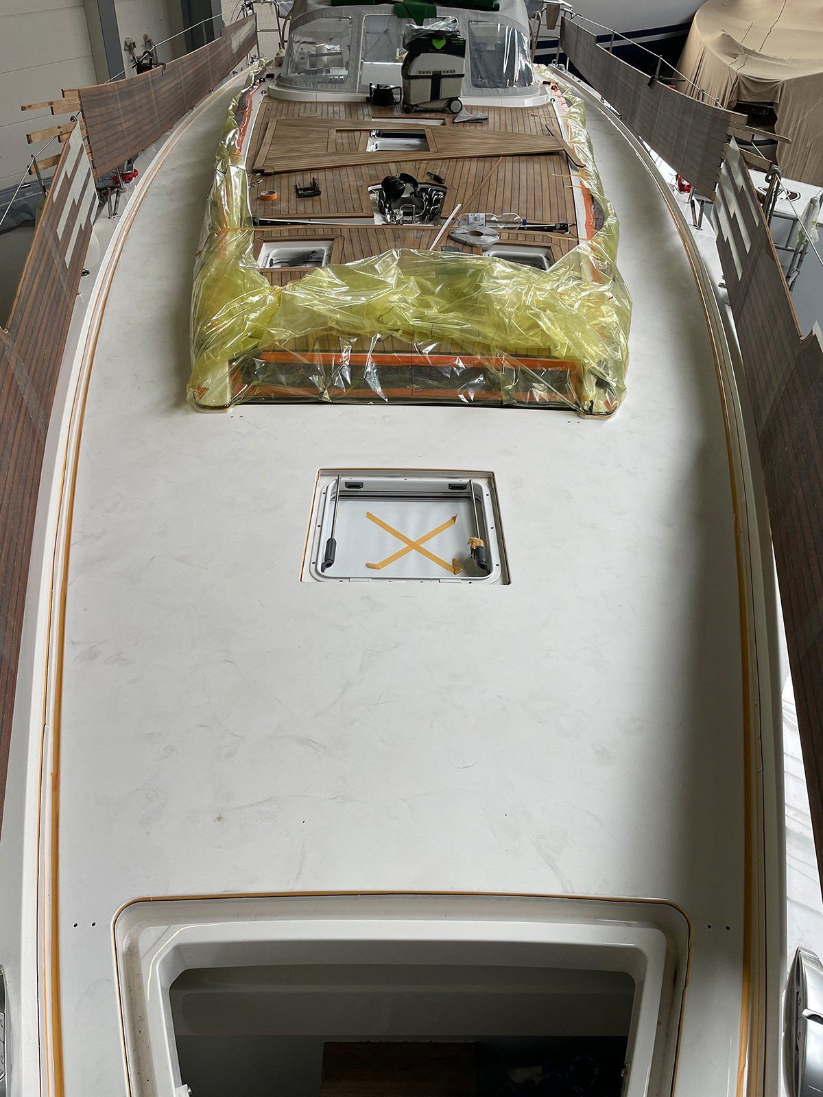 Vorbereitung des Decks für die Vakuumverklebung des neuen Teakdecks Vorbereitung des Decks für ein neues vakuumverklebtes Teakdeck auf einer X-Yacht Segelyacht