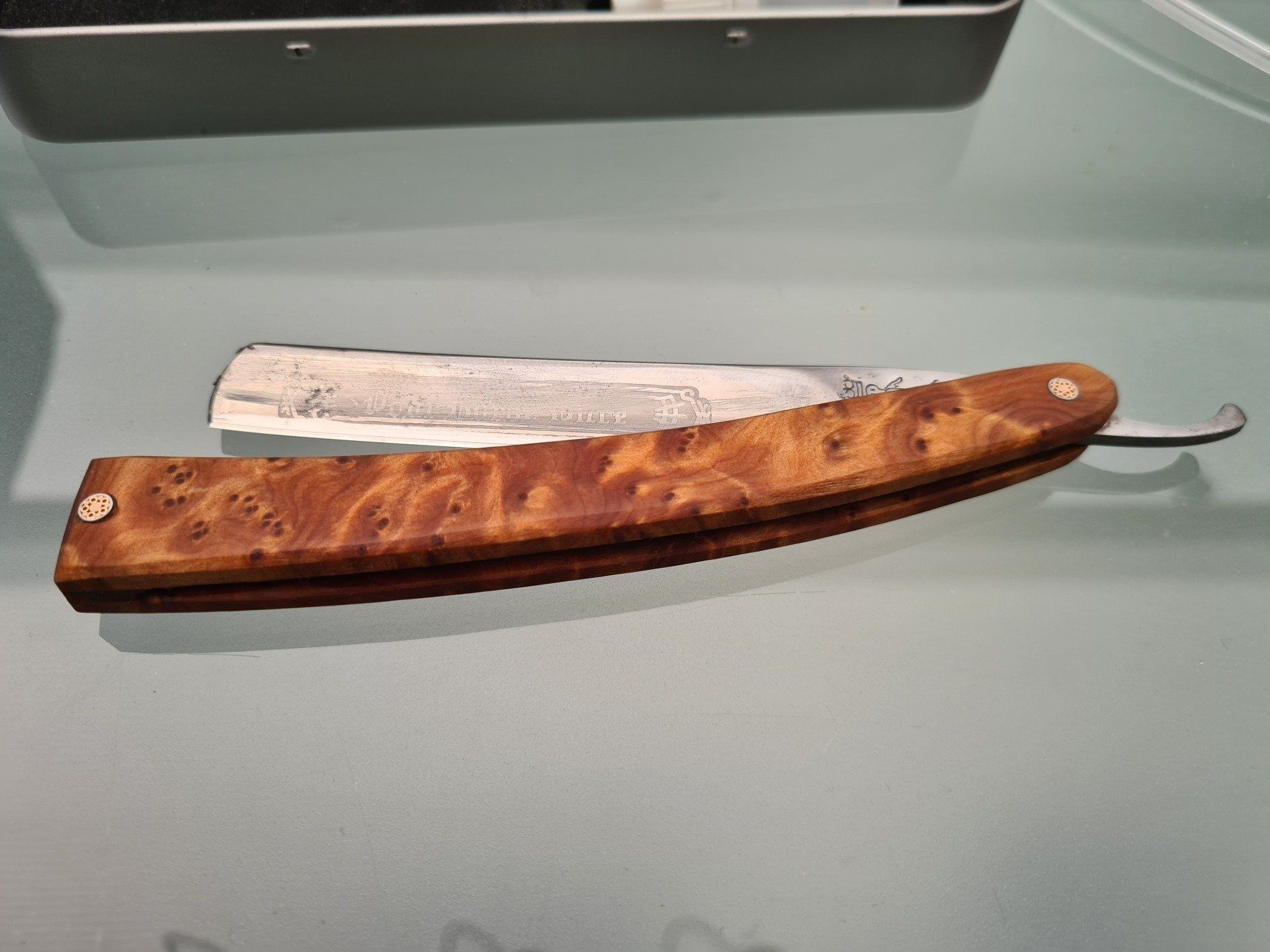 Rasiermesser, Rasur, Pflege, Hautvorbereitung, Stil, Anfänger, Reinigung, Rasiermesser-Pflege, Lagerung, Schleifstein, Klinge, Marken, Typen, Qualitätsmesser.