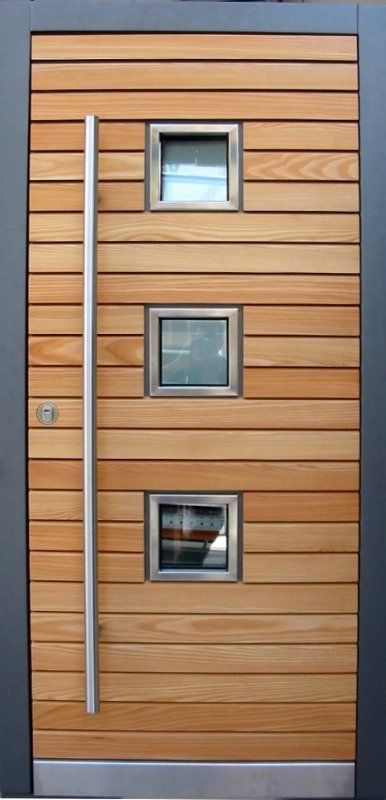 Holzhaustür mit hellen Balken