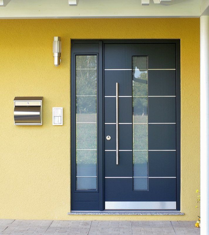 Schwarze Haustür mit gelber Fassade