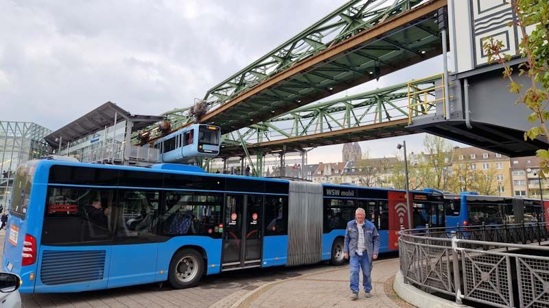 Bei die echte Schwebebahn Bei die echte Schwebebahn