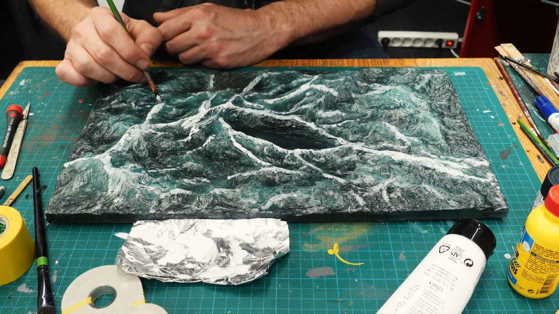 die Farbe des Wassers auftragen