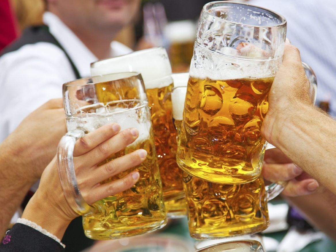 Getränkepaket von CateringLovers: Auswahl an Softdrinks, Bier, Wein und Cocktails für Events jeder Größe.