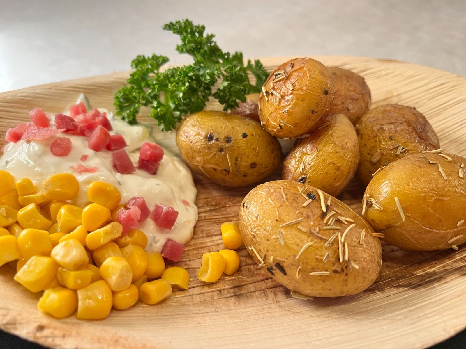 Leckereien von CateringLovers: MilkySticks, CornDogs und knusprige Kartoffel-Spezialitäten, frisch serviert für dein Event.