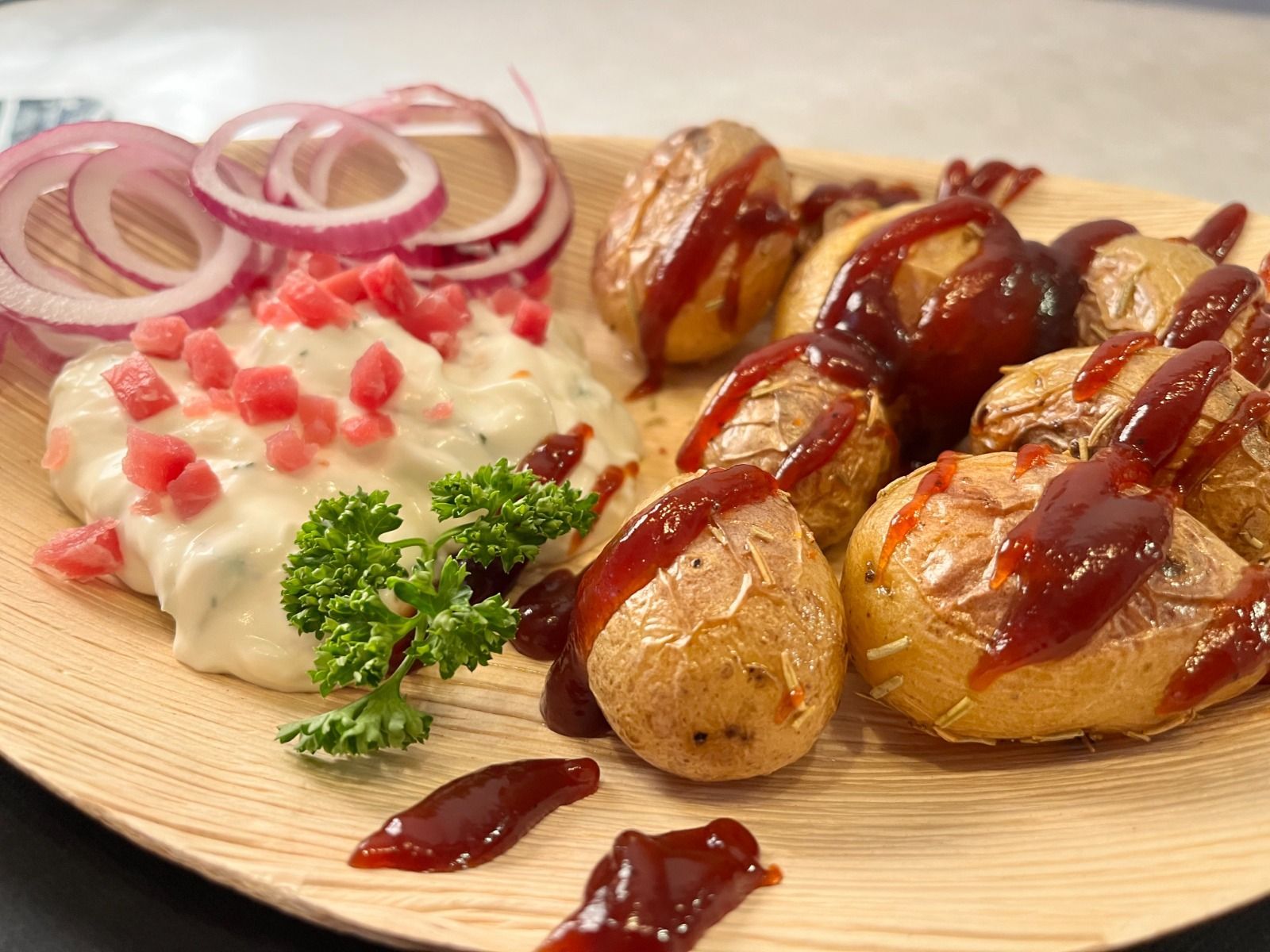 Leckereien von CateringLovers: MilkySticks, CornDogs und knusprige Kartoffel-Spezialitäten, frisch serviert für dein Event.