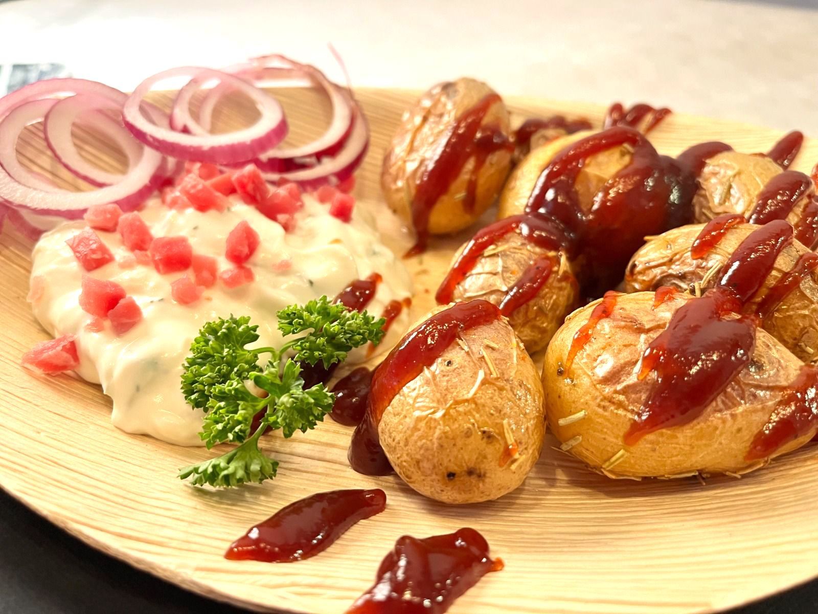 Leckereien von CateringLovers: MilkySticks, CornDogs und knusprige Kartoffel-Spezialitäten, frisch serviert für dein Event.