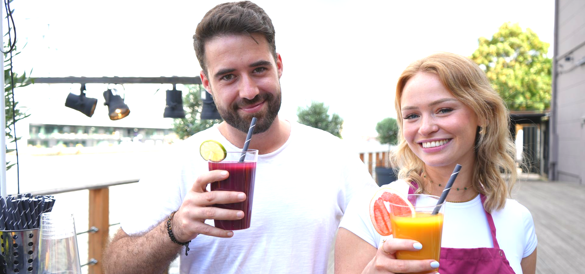 Bild von freundlicher CateringLovers-Crew mit Getränken in der Hand
