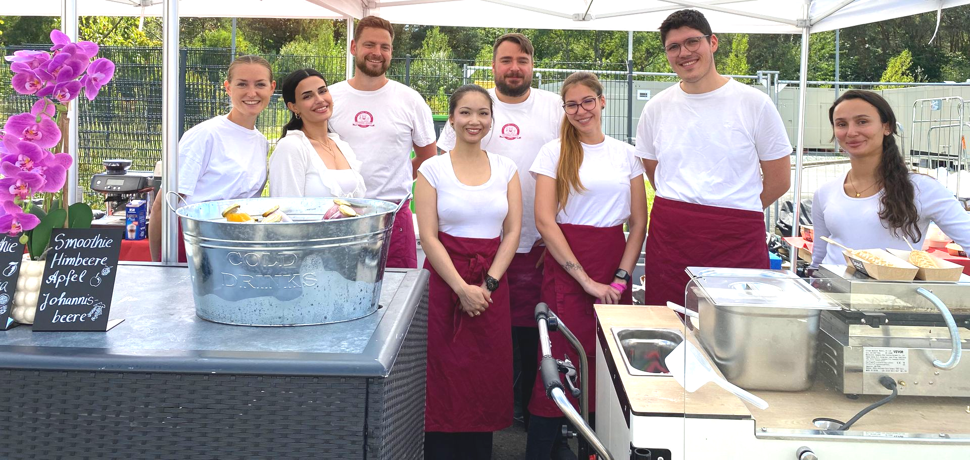Profi-Catering-Crew von CateringLovers beim Sommerfest-Catering