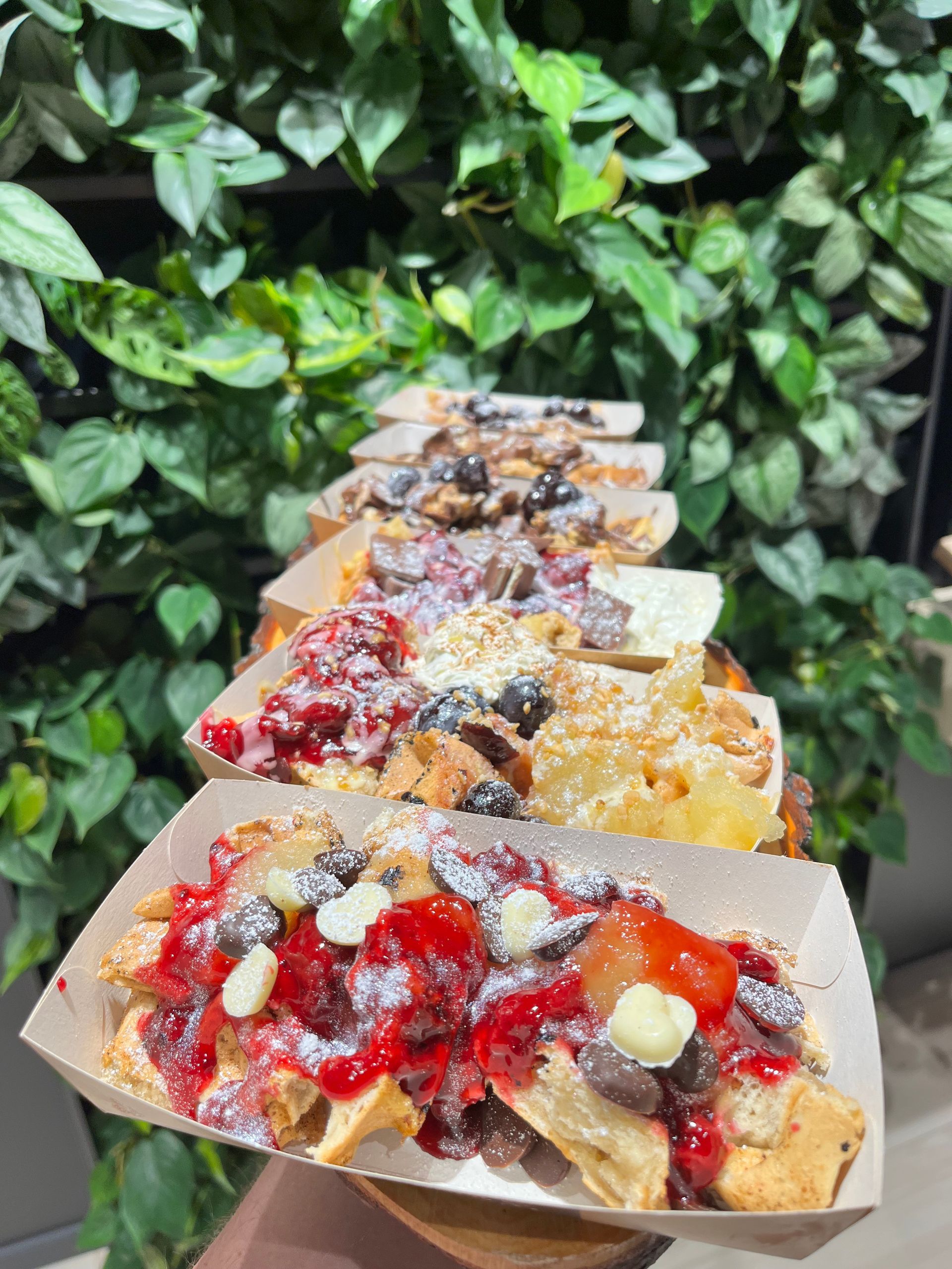 Frisch zubereitete Waffeln mit kreativen Toppings, CateringLovers.