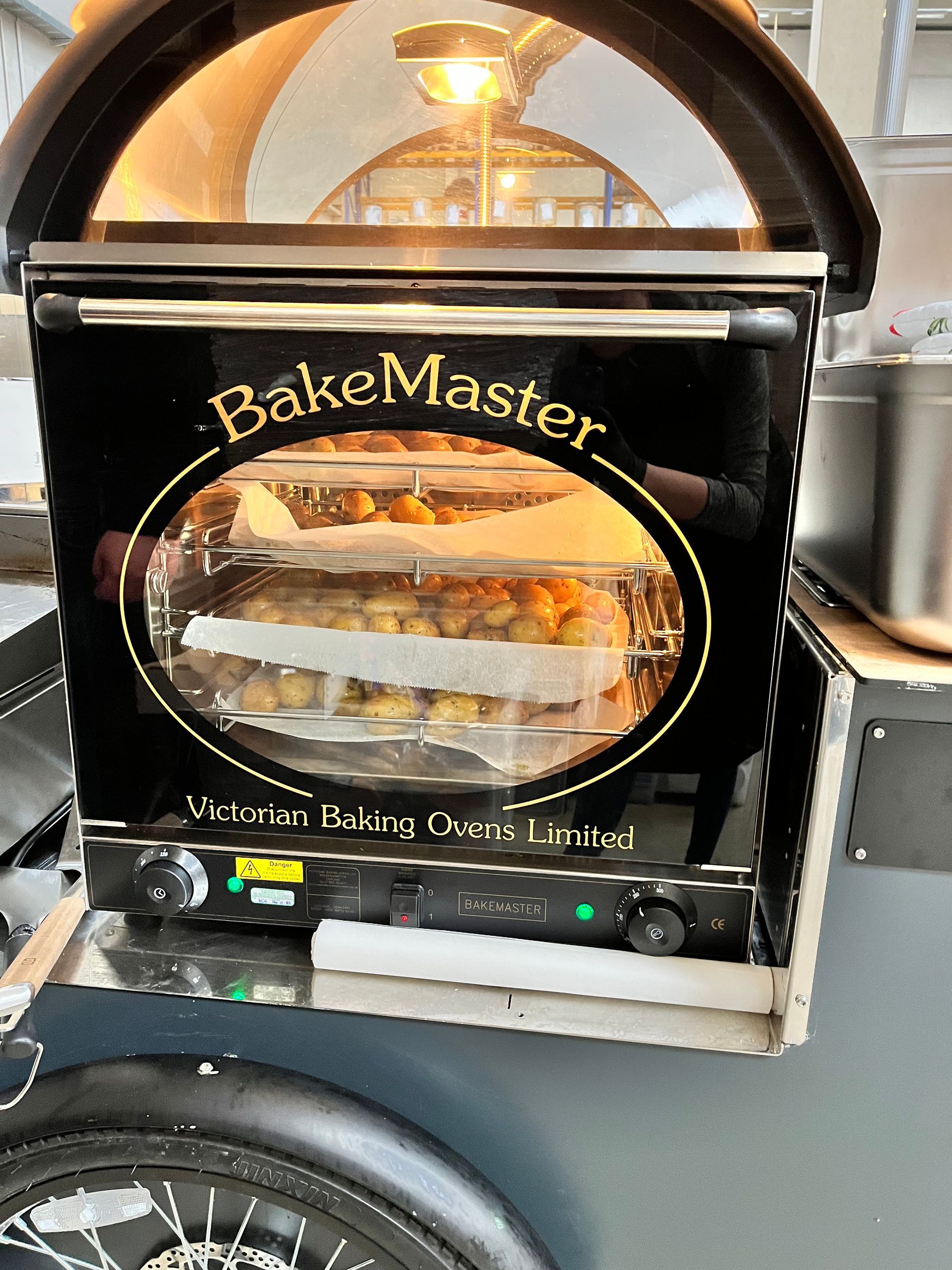 Leckereien von CateringLovers: MilkySticks, CornDogs und knusprige Kartoffel-Spezialitäten, frisch serviert für dein Event.