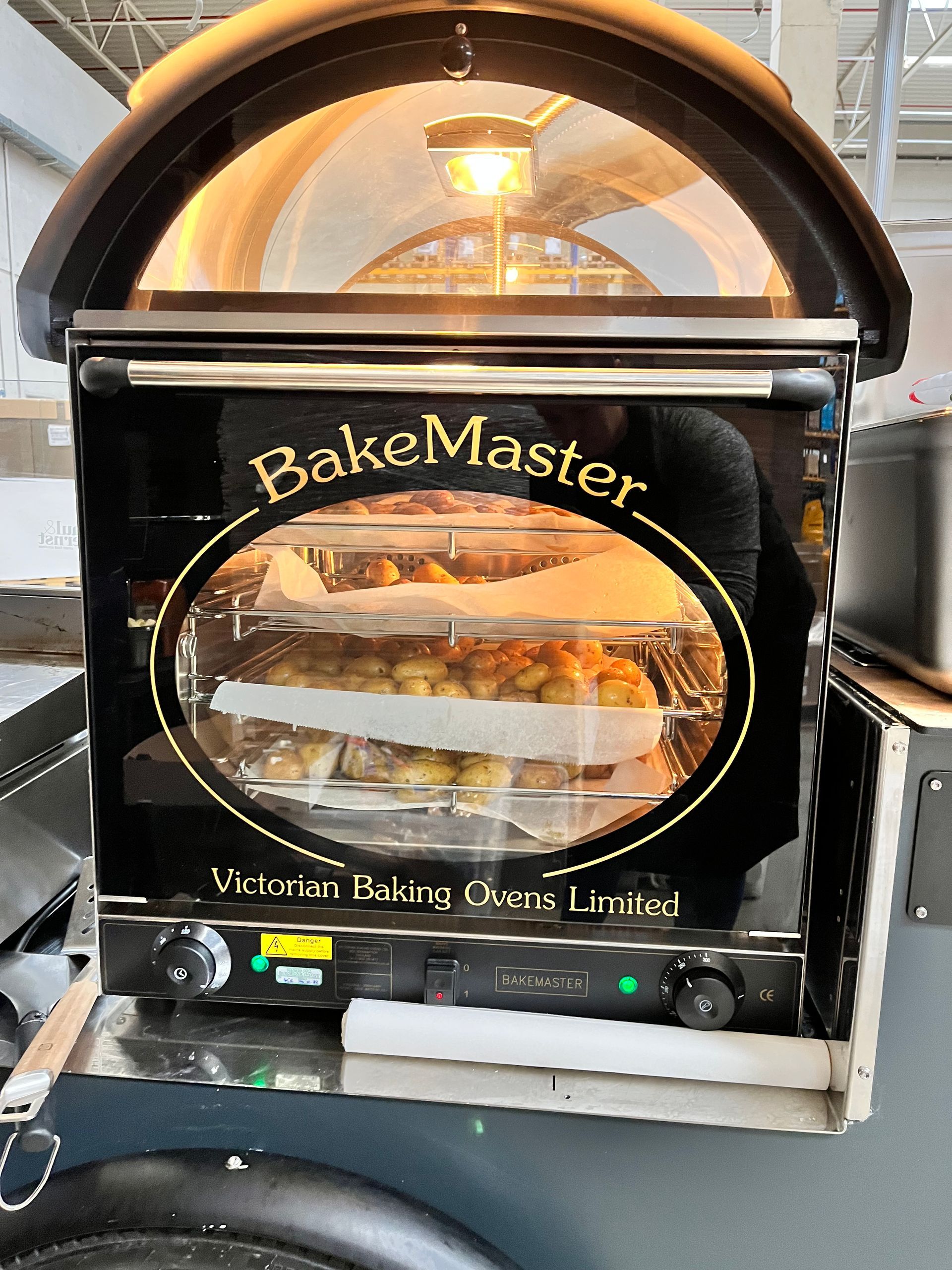 Leckereien von CateringLovers: MilkySticks, CornDogs und knusprige Kartoffel-Spezialitäten, frisch serviert für dein Event.