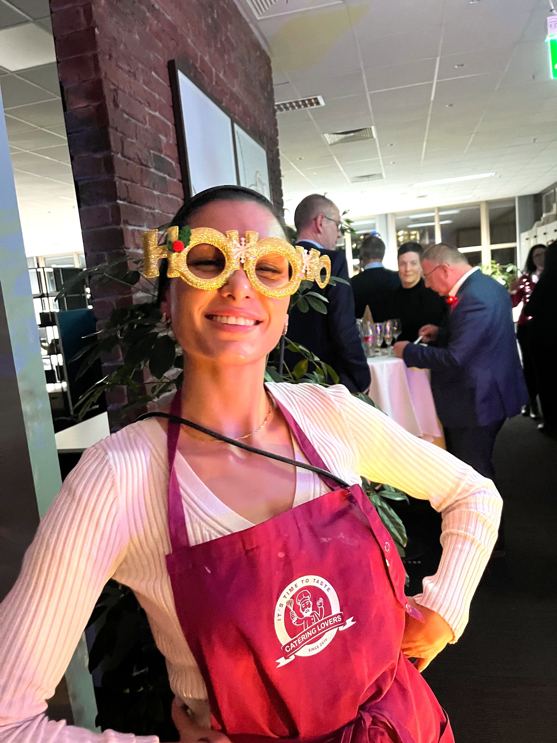 CateringLovers-Team in Aktion: Professionell und mit Leidenschaft bei der Zubereitung von Speisen und dem Service für Events