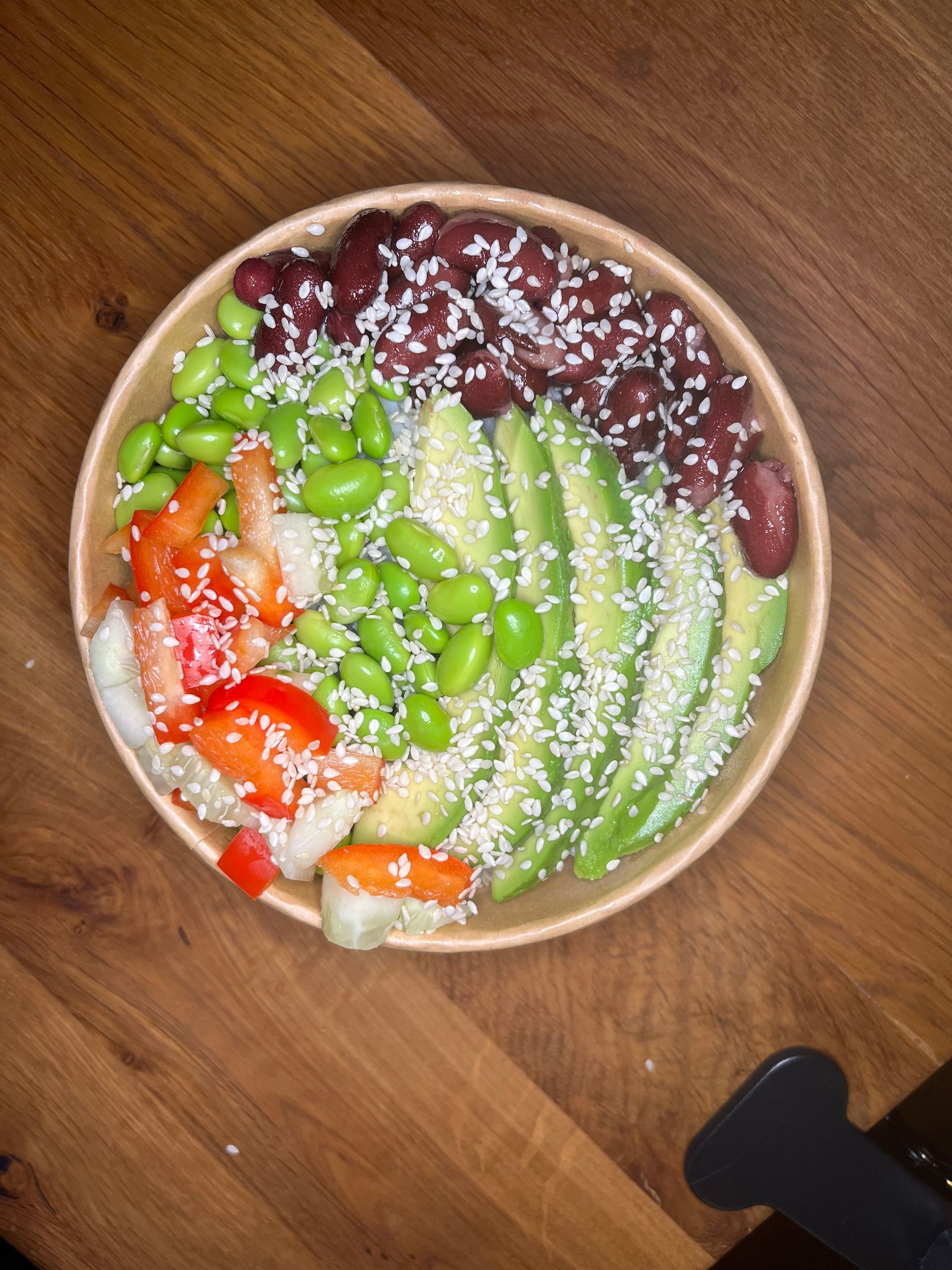 Leckere und gesunde Bowl mit frischen und saisonalen Toppings,