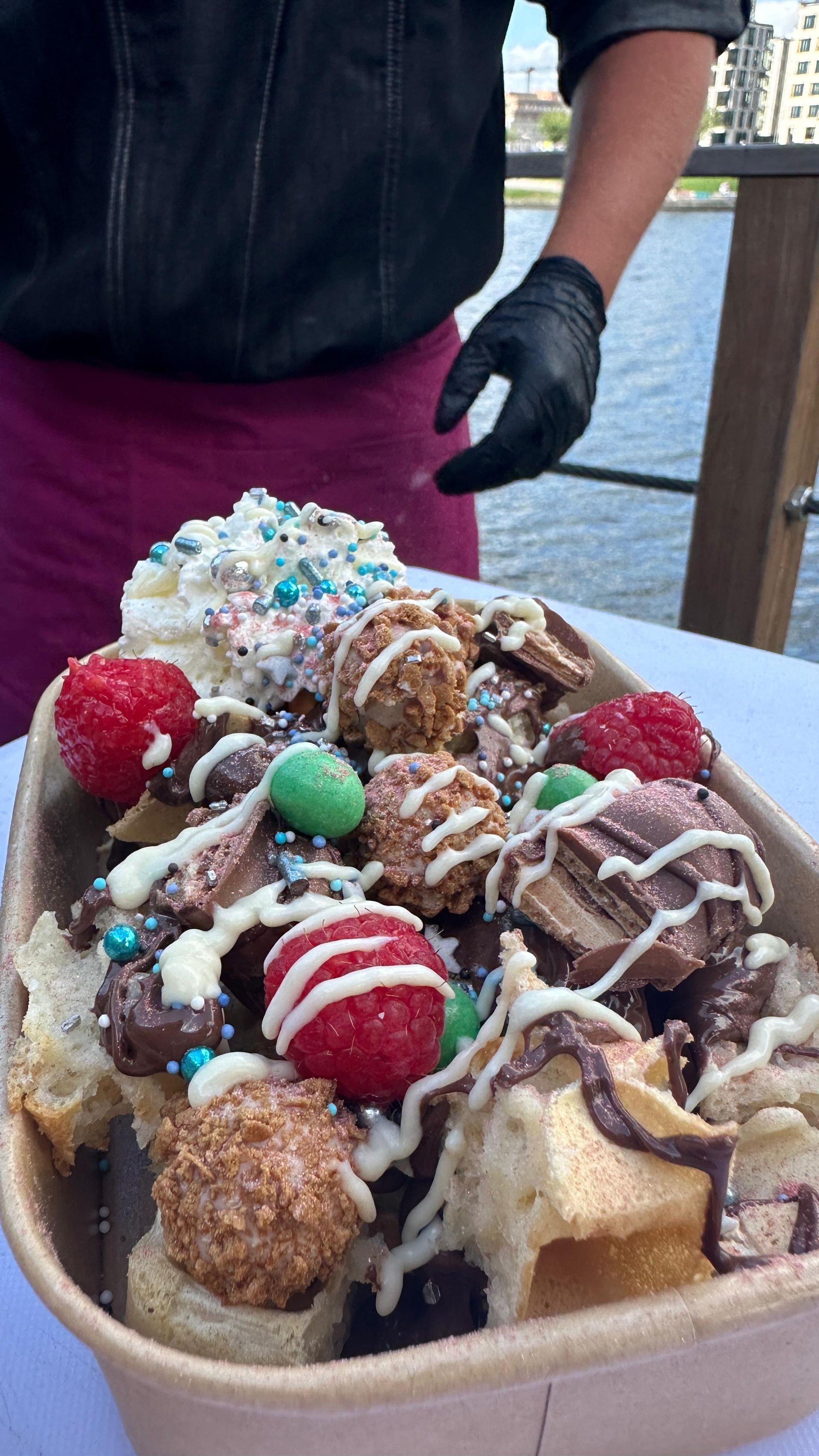 Frisch zubereitete Waffeln mit kreativen Toppings, CateringLovers.