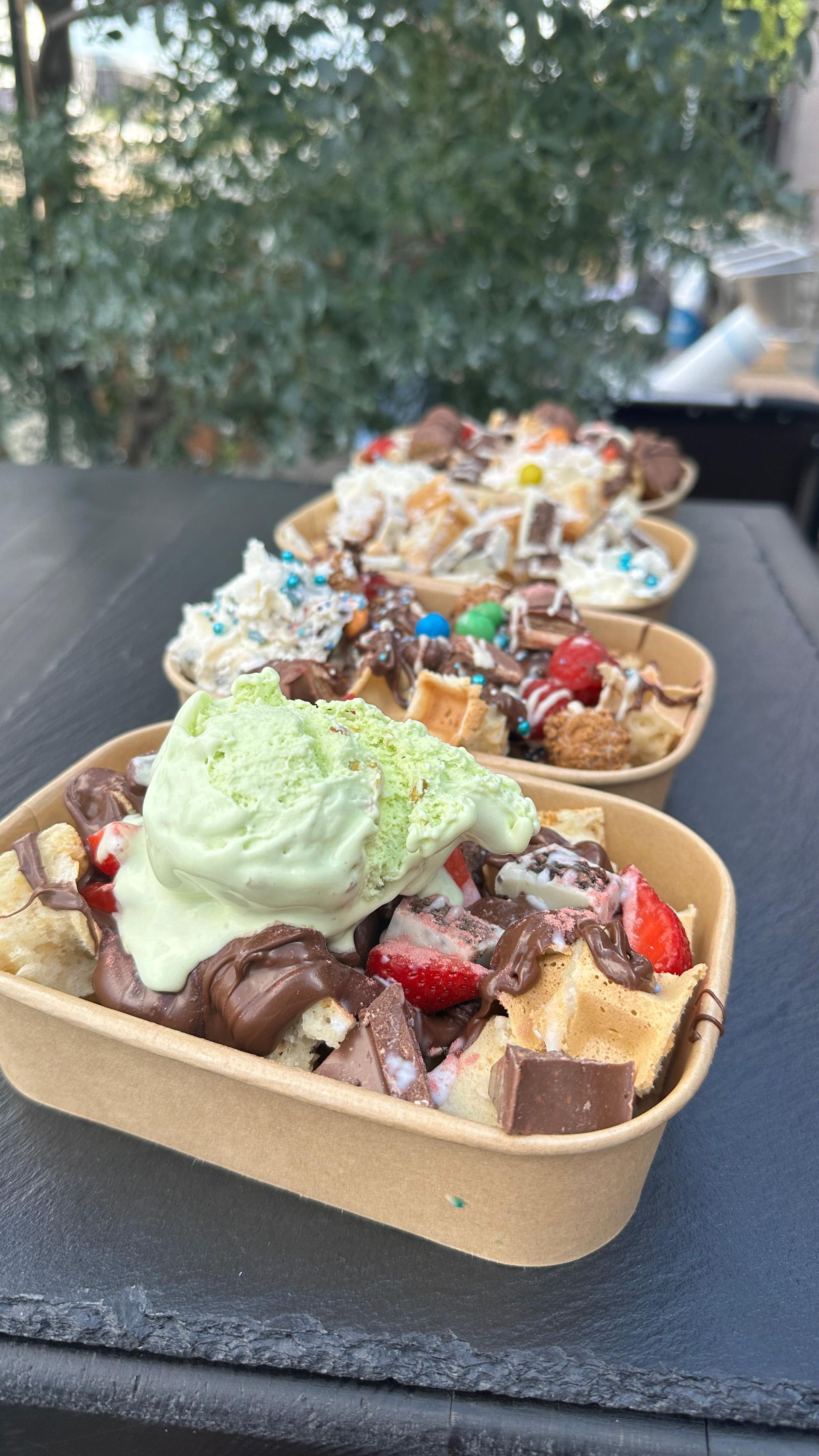 Frisch zubereitete Waffeln mit kreativen Toppings, CateringLovers.
