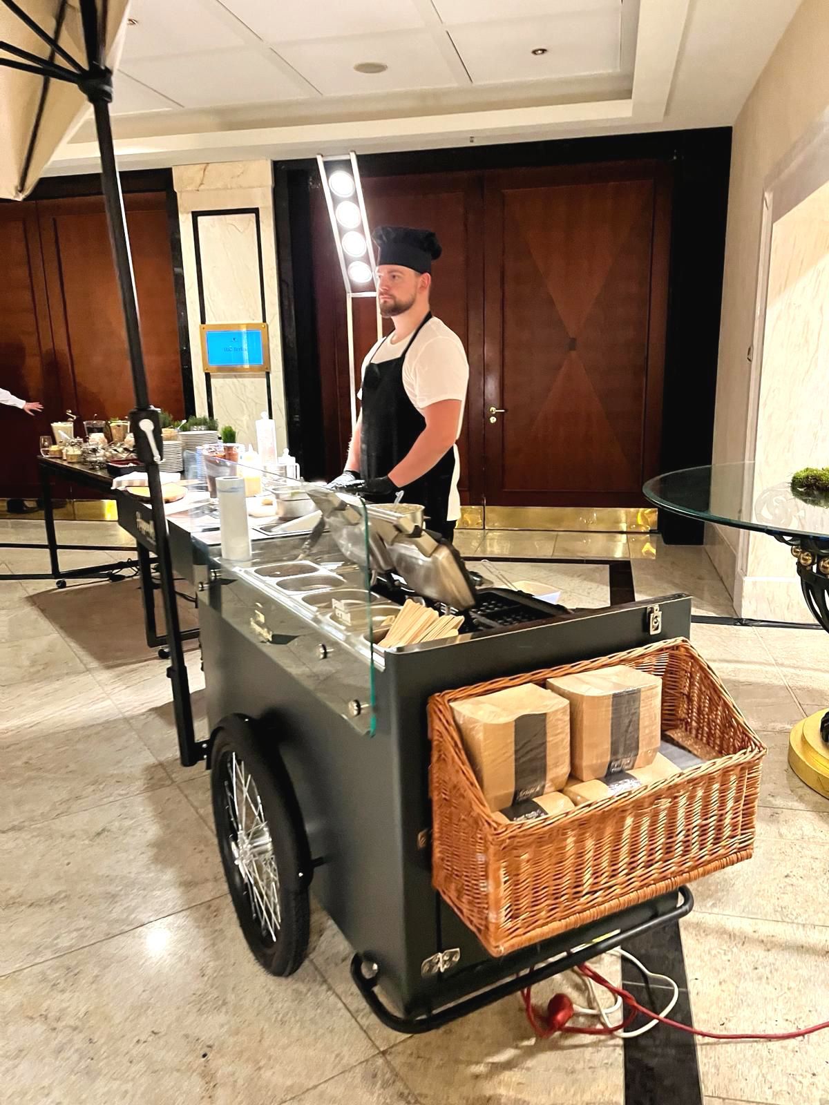 CateringLovers-Team in Aktion: Professionell und mit Leidenschaft bei der Zubereitung von Speisen und dem Service für Events