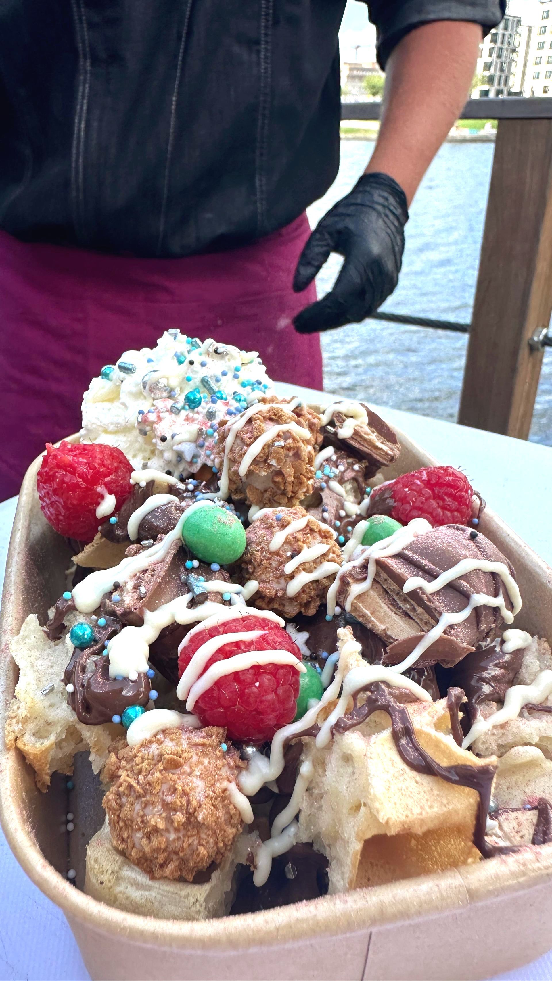 Frisch zubereitete Waffeln mit kreativen Toppings, CateringLovers.