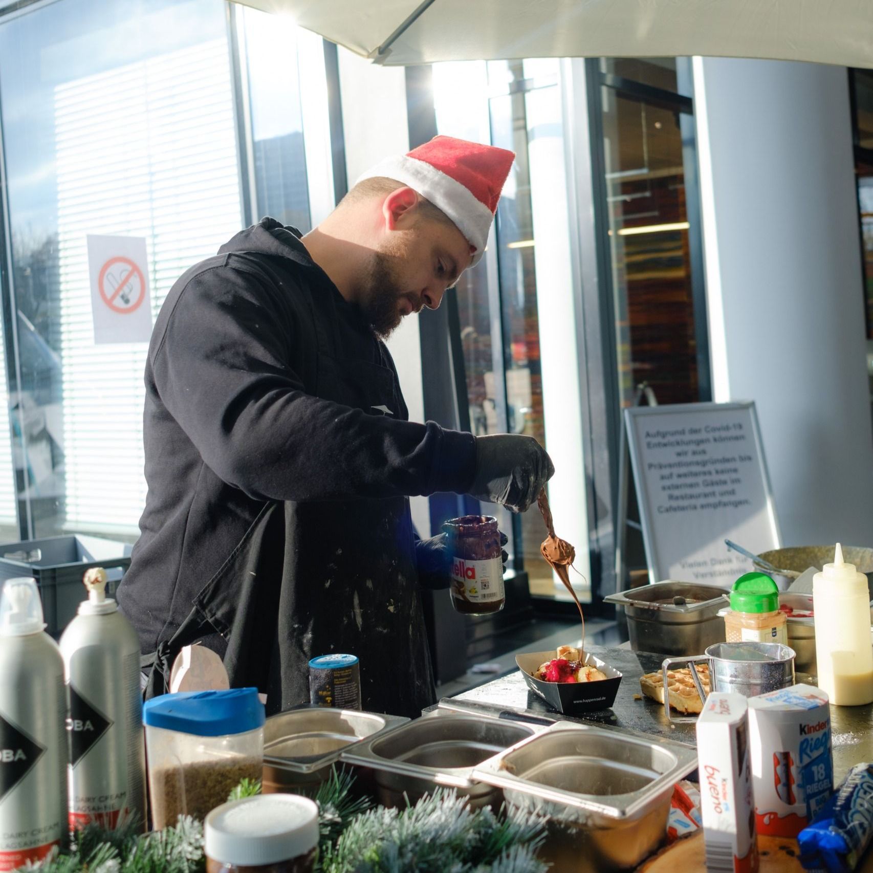 CateringLovers-Team in Aktion: Professionell und mit Leidenschaft bei der Zubereitung von Speisen und dem Service für Events