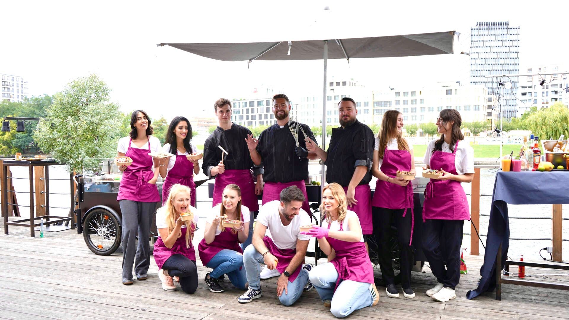 CateringLovers - Crew beim Firmenevent-Catering mit guter Laune und einheitlichem, professionellen Auftreten