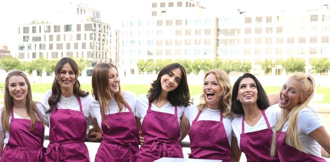 CateringLovers-Team in Aktion: Professionell und mit Leidenschaft bei der Zubereitung von Speisen und dem Service für Events