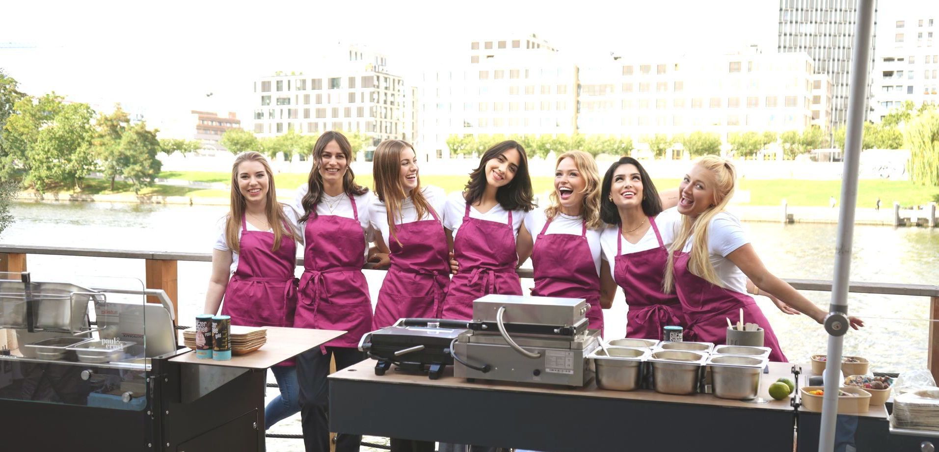 CateringLovers-Team in Aktion: Professionell und mit Leidenschaft bei der Zubereitung von Speisen und dem Service für Events