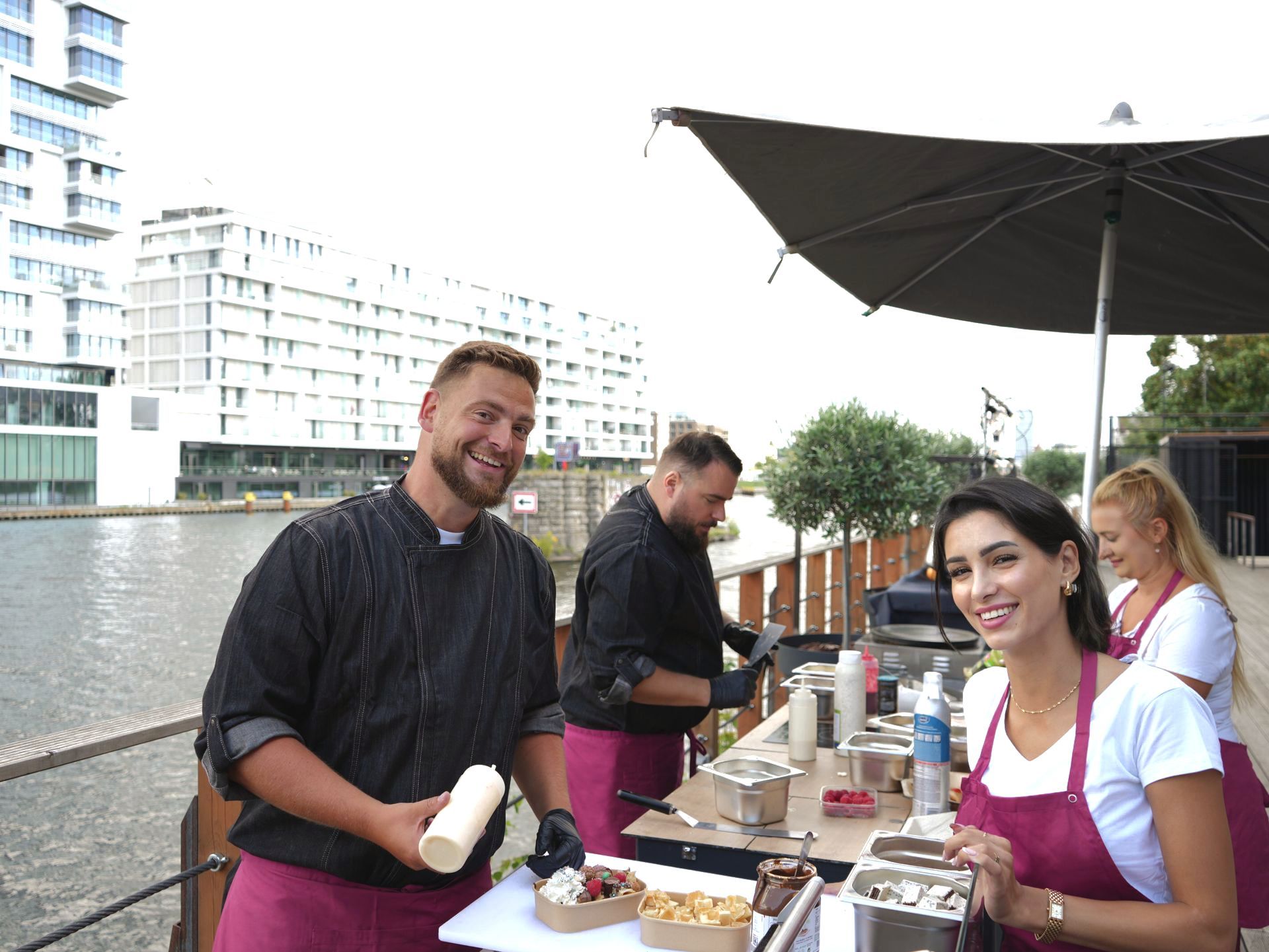 Unser cooles, junges Team. Wir bringen neben guter Laune eine außergewöhnliche Serviceorientierung mit.