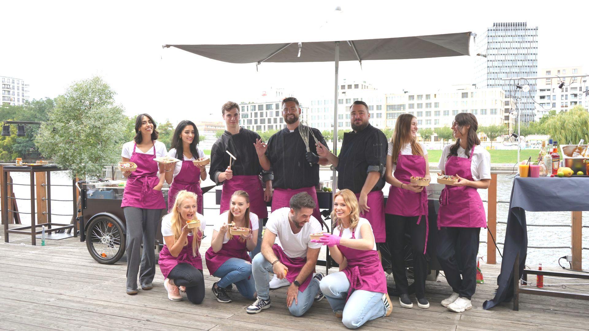 CateringLovers-Team in Aktion: Professionell und mit Leidenschaft bei der Zubereitung von Speisen und dem Service für Events