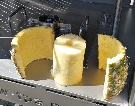 Mit unserem Stanzautomat geschnittene Annanas-Ringe mit entfernen der Schale.